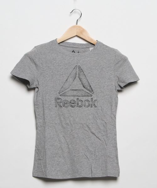Reebok(リーボック)の「GS トレース デルタ Tシャツ / Graphic Series Crew Tee(Tシャツ/カットソー・レディース・レッド/ピンクベージュ/グレー・SMALL/MEDIUM/LARGE/X-LARGE)」の2枚目の写真