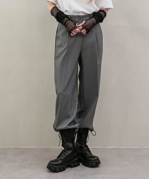 UNE MANSION（ユヌマンション）の「[UNEORIGINAL]サイドラインテーピングポイントスラックス（スラックス・レディース・ブラック/ベージュ/グレー/ブルー・SMALL/MEDIUM）」の17枚目の写真