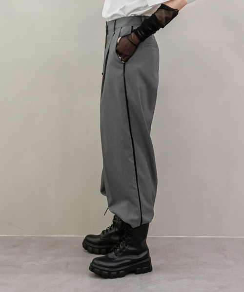 UNE MANSION（ユヌマンション）の「[UNEORIGINAL]サイドラインテーピングポイントスラックス（スラックス・レディース・ブラック/ベージュ/グレー/ブルー・SMALL/MEDIUM）」の22枚目の写真