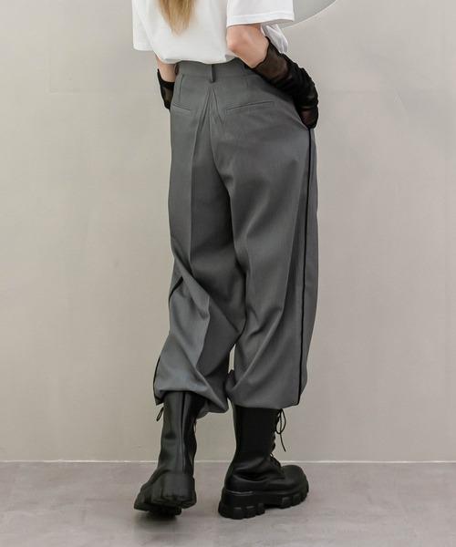 UNE MANSION（ユヌマンション）の「[UNEORIGINAL]サイドラインテーピングポイントスラックス（スラックス・レディース・ブラック/ベージュ/グレー/ブルー・SMALL/MEDIUM）」の7枚目の写真