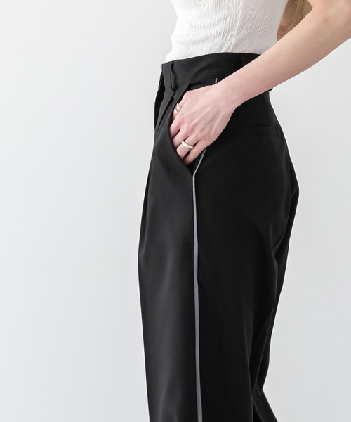 UNE MANSION（ユヌマンション）の「[UNEORIGINAL]サイドラインテーピングポイントスラックス（スラックス・レディース・ブラック/ベージュ/グレー/ブルー・SMALL/MEDIUM）」の9枚目の写真