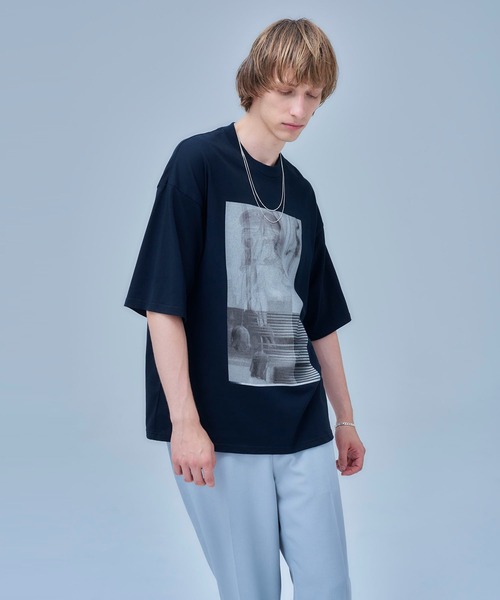 UNITED TOKYO（ユナイテッドトウキョウ）の「Graphic T（big size)（Tシャツ/カットソー・メンズ・ホワイト/ブラック/アイボリー/モスグリーン/ブラック×ブラック/ホワイト系その他/ブラック系その他2/オフホワイト・1/2）」の3枚目の写真