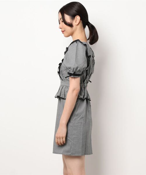 Honey Cinnamon(ハニーシナモン)の「スクエアネックフリルワンピース(ワンピース・レディース・ホワイト×ブラック/ピンク/ブラック・FREE)」の4枚目の写真