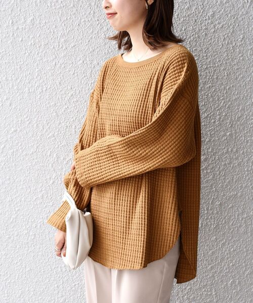 SHIPS（シップス）の「【WEB限定】ビッグワッフルベーシックカットソー◇（Tシャツ/カットソー・レディース・チャコールグレー/ベージュ/ライトブルー/キャメル・SMALL/MEDIUM）」の4枚目の写真