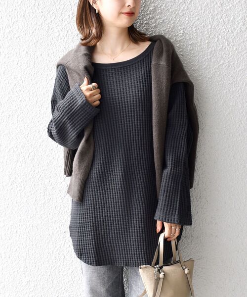 SHIPS（シップス）の「【WEB限定】ビッグワッフルベーシックカットソー◇（Tシャツ/カットソー・レディース・チャコールグレー/ベージュ/ライトブルー/キャメル・SMALL/MEDIUM）」の2枚目の写真