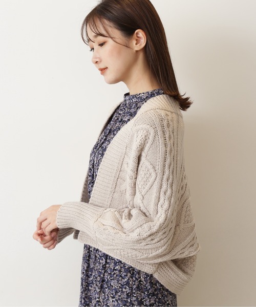 NATURAL BEAUTY BASIC(ナチュラルビューティーベーシック)の「ケーブルショートカーディガン(ニット/セーター・レディース・オフホワイト/ベージュ/グレー系その他・MEDIUM)」の9枚目の写真