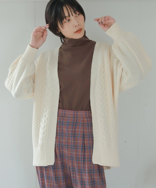LAKOLE(ラコレ)の「5Gスーパーライトアランニットカーディガン / 239485(カーディガン/ボレロ・レディース・アイボリー/ボルドー/ブラック/ダークブラウン・SMALL/MEDIUM)」の3枚目の写真