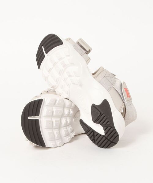 MADEMOISELLE ROPE'(マドモアゼル ロペ)の「【NIKE】キャニオンサンダル(サンダル・レディース・ブラック/ベージュ・23.0cm/25.0cm/24.0cm)」の4枚目の写真
