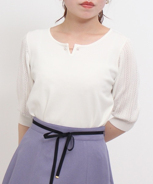 ASTORIA ODIER(アストリアオディール)の「袖透かし編パールピン使い ニットプルオーバー(ニット/セーター・レディース・ホワイト/ネイビー/ミント/ラベンダー/スモークピンク/グレイッシュベージュ/ピンク/チャコールグレー・MEDIUM)」の1枚目の写真