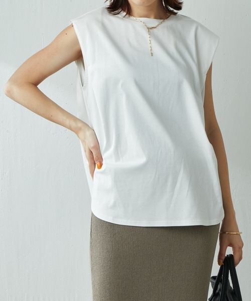 COLLAGE GALLARDAGALANTE(コラージュガリャルダガランテ)の「きれい目Tシャツとして大活躍/タックノースリカットソー/手洗い可(Tシャツ/カットソー・レディース・ホワイト/ブラック・FREE)」の15枚目の写真