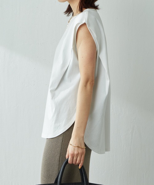 COLLAGE GALLARDAGALANTE(コラージュガリャルダガランテ)の「きれい目Tシャツとして大活躍/タックノースリカットソー/手洗い可(Tシャツ/カットソー・レディース・ホワイト/ブラック・FREE)」の9枚目の写真