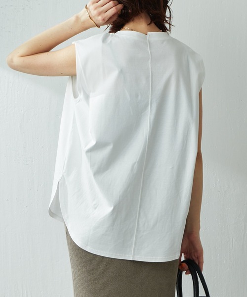 COLLAGE GALLARDAGALANTE(コラージュガリャルダガランテ)の「きれい目Tシャツとして大活躍/タックノースリカットソー/手洗い可(Tシャツ/カットソー・レディース・ホワイト/ブラック・FREE)」の5枚目の写真