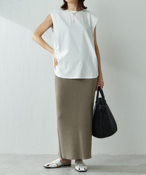 COLLAGE GALLARDAGALANTE(コラージュガリャルダガランテ)の「きれい目Tシャツとして大活躍/タックノースリカットソー/手洗い可(Tシャツ/カットソー・レディース・ホワイト/ブラック・FREE)」の3枚目の写真