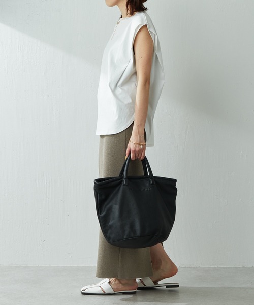 COLLAGE GALLARDAGALANTE(コラージュガリャルダガランテ)の「きれい目Tシャツとして大活躍/タックノースリカットソー/手洗い可(Tシャツ/カットソー・レディース・ホワイト/ブラック・FREE)」の18枚目の写真