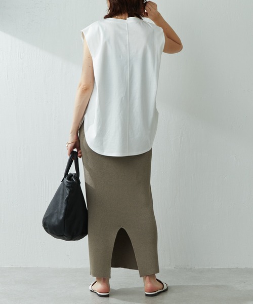 COLLAGE GALLARDAGALANTE(コラージュガリャルダガランテ)の「きれい目Tシャツとして大活躍/タックノースリカットソー/手洗い可(Tシャツ/カットソー・レディース・ホワイト/ブラック・FREE)」の7枚目の写真