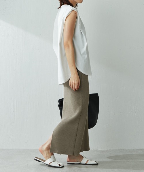 COLLAGE GALLARDAGALANTE(コラージュガリャルダガランテ)の「きれい目Tシャツとして大活躍/タックノースリカットソー/手洗い可(Tシャツ/カットソー・レディース・ホワイト/ブラック・FREE)」の20枚目の写真