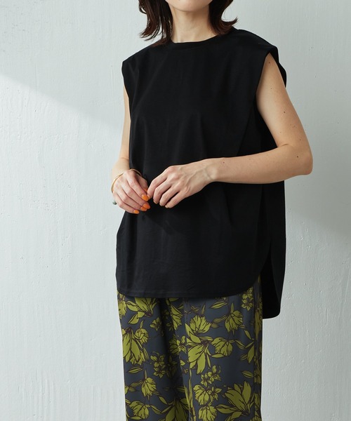 COLLAGE GALLARDAGALANTE(コラージュガリャルダガランテ)の「きれい目Tシャツとして大活躍/タックノースリカットソー/手洗い可(Tシャツ/カットソー・レディース・ホワイト/ブラック・FREE)」の10枚目の写真