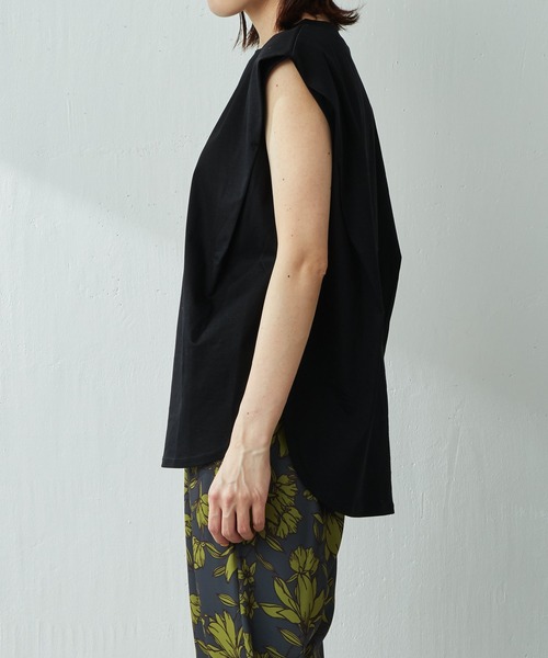 COLLAGE GALLARDAGALANTE(コラージュガリャルダガランテ)の「きれい目Tシャツとして大活躍/タックノースリカットソー/手洗い可(Tシャツ/カットソー・レディース・ホワイト/ブラック・FREE)」の6枚目の写真