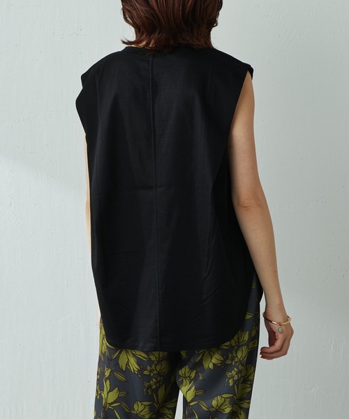 COLLAGE GALLARDAGALANTE(コラージュガリャルダガランテ)の「きれい目Tシャツとして大活躍/タックノースリカットソー/手洗い可(Tシャツ/カットソー・レディース・ホワイト/ブラック・FREE)」の4枚目の写真