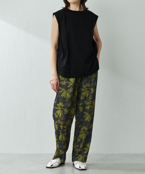 COLLAGE GALLARDAGALANTE(コラージュガリャルダガランテ)の「きれい目Tシャツとして大活躍/タックノースリカットソー/手洗い可(Tシャツ/カットソー・レディース・ホワイト/ブラック・FREE)」の19枚目の写真