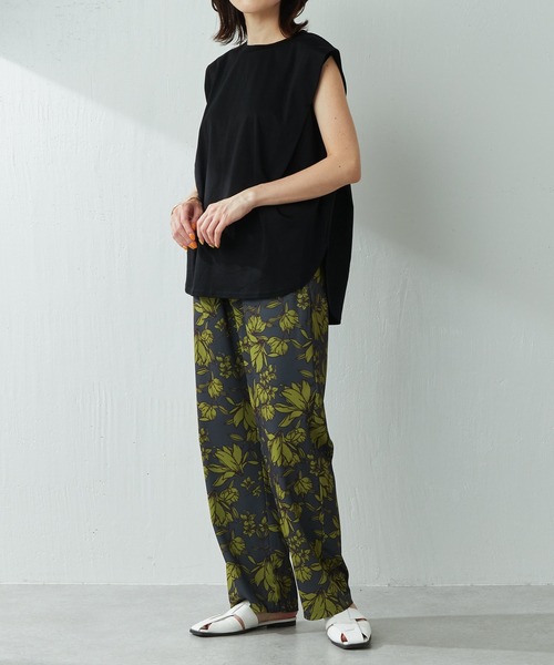 COLLAGE GALLARDAGALANTE(コラージュガリャルダガランテ)の「きれい目Tシャツとして大活躍/タックノースリカットソー/手洗い可(Tシャツ/カットソー・レディース・ホワイト/ブラック・FREE)」の8枚目の写真