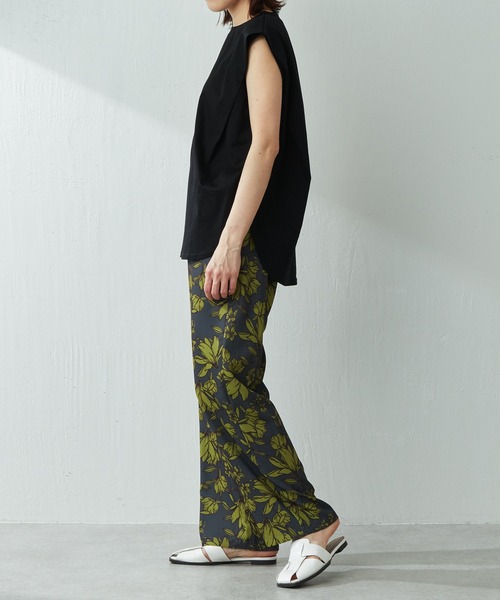 COLLAGE GALLARDAGALANTE(コラージュガリャルダガランテ)の「きれい目Tシャツとして大活躍/タックノースリカットソー/手洗い可(Tシャツ/カットソー・レディース・ホワイト/ブラック・FREE)」の21枚目の写真