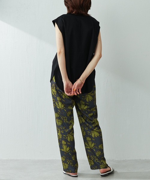 COLLAGE GALLARDAGALANTE(コラージュガリャルダガランテ)の「きれい目Tシャツとして大活躍/タックノースリカットソー/手洗い可(Tシャツ/カットソー・レディース・ホワイト/ブラック・FREE)」の17枚目の写真