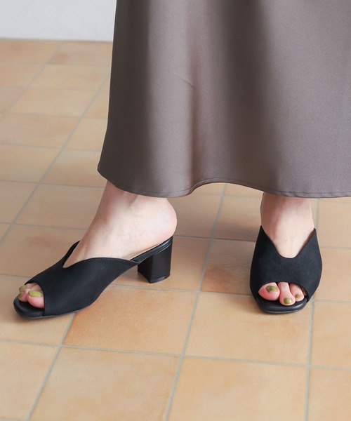 URBAN RESEARCH DOORS（アーバンリサーチドアーズ）の「Uカットスエードサンダル（サンダル・レディース・ブラック/イエロー系その他・38/36/37）」の4枚目の写真