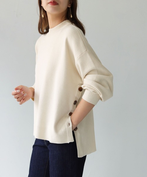 HER CLOSET（ハークローゼット）の「【she mo shelly】サイドボタンニット（ニット/セーター・レディース・アイボリー/ブラック/ブルー/マスタード/ピンク・M）」の2枚目の写真