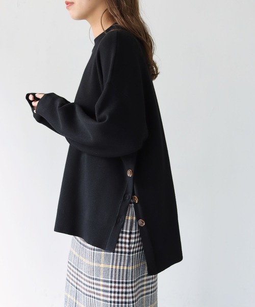 HER CLOSET（ハークローゼット）の「【she mo shelly】サイドボタンニット（ニット/セーター・レディース・アイボリー/ブラック/ブルー/マスタード/ピンク・M）」の3枚目の写真