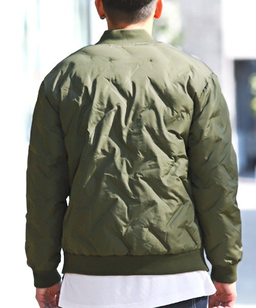 LUXSTYLE（ラグスタイル）の「中綿シームレスMA-1ブルゾン（MA-1・メンズ・ホワイト/カーキ/ブラック・M/L/XL）」の4枚目の写真