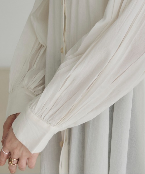 ANGIE(アンジー)の「ボリュームスリーブ バンドカラー シャツワンピース(シャツワンピース・レディース・ブルー系その他/パープル系その他/オレンジ系その他/ブラック/オフホワイト/ロイヤルブルー/ブラウン系その他/ホワイト系その他/ブルー × パープル/ホワイト×ブルー/ベージュ系1/ホワイト系1/ダークブラウン系1/ブルー系1・MEDIUM/LARGE)」の21枚目の写真