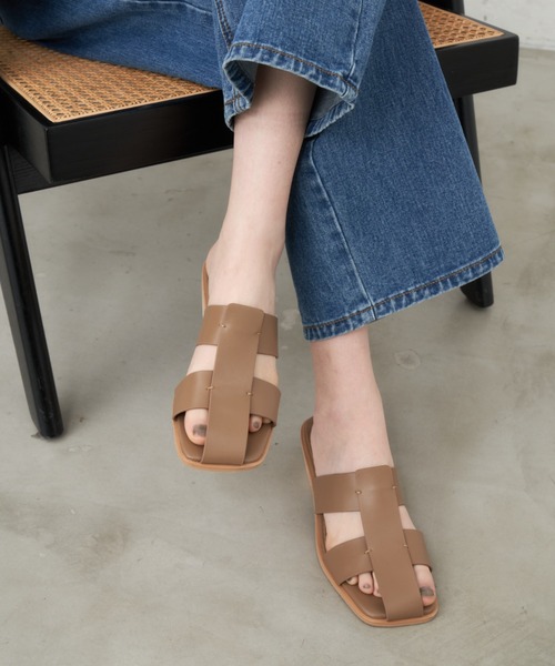 Aunt Marie's（アントマリーズ）の「センターラインフェイクレザーサンダル / ダブルラインサンダル（サンダル・レディース・ベージュ/ブラック/ホワイト・S/M/L）」の5枚目の写真