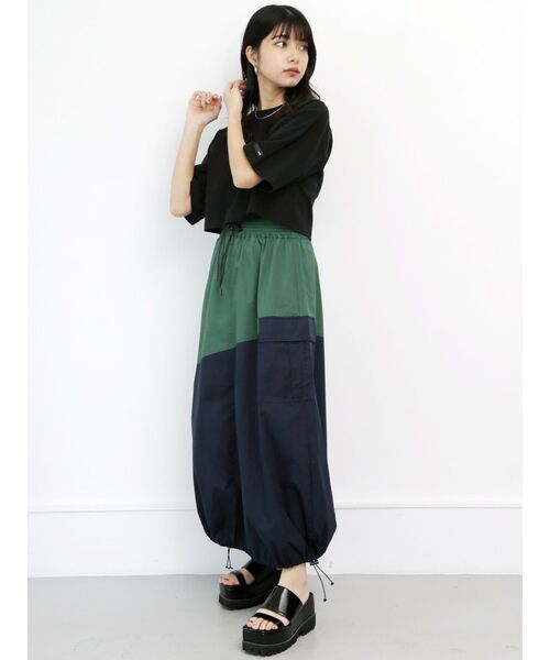 MURUA（ムルーア）の「バイカラーバルーンヘムスカート（スカート・レディース・ネイビー/ベージュ・FREE）」の4枚目の写真