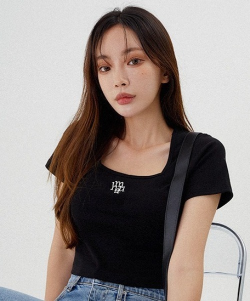 A'GEM/9 × .kom『muah muah/ムーアムーア』SQUARE NECK CROP