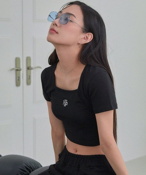 muahmuah（ムーアムーア）の「A'GEM/9 × .kom『muah muah/ムーアムーア』SQUARE NECK CROP HALF/スクエアネック クロップ ティーシャツ（Tシャツ/カットソー・レディース・ホワイト/ブラック/ネイビー・FREE）」の8枚目の写真