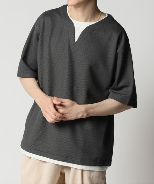 ARCADE(アーケード)の「サラっとキーネックフェイクレイヤード オーバーサイズ 半袖カットソー(Tシャツ/カットソー・メンズ・グリーン/ブラック/チャコールグレー/ベージュ・M/L/LL)」の1枚目の写真