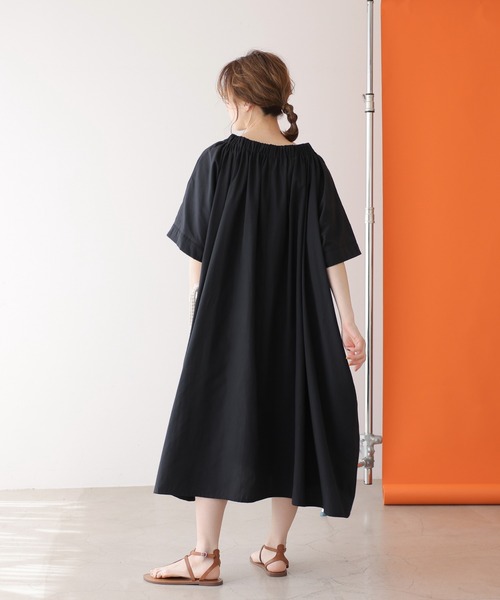 frames RAY CASSIN（フレームスレイカズン）の「WEB限定　裾ドロストサックワンピース（ワンピース・レディース・ブラック/ベージュ・FREE）」の9枚目の写真