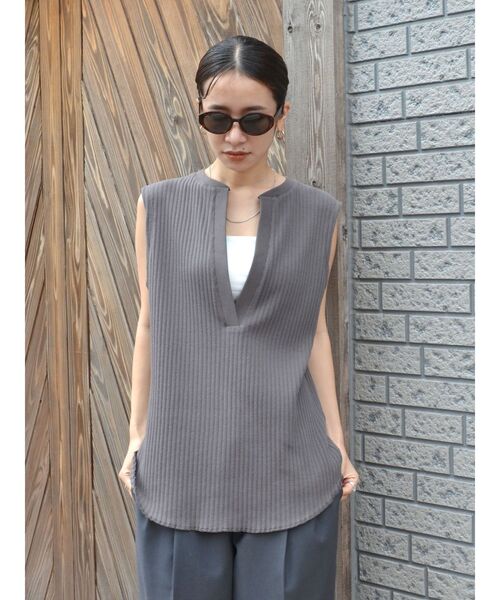 Ungrid（アングリッド）の「スリットネックリブトップス（Tシャツ/カットソー・レディース・チャコールグレー/カーキ/アイボリー・FREE）」の4枚目の写真