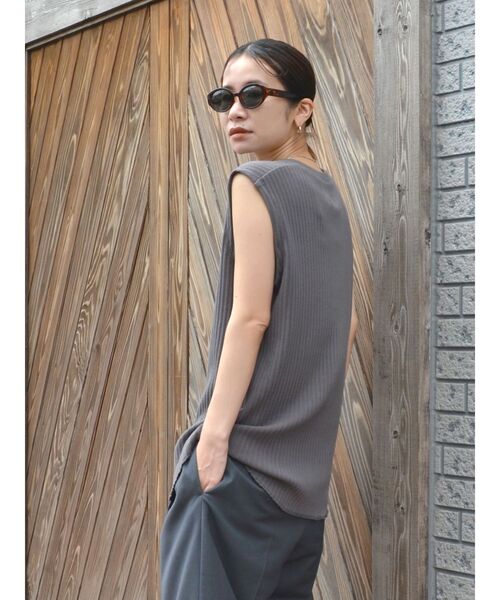 Ungrid（アングリッド）の「スリットネックリブトップス（Tシャツ/カットソー・レディース・チャコールグレー/カーキ/アイボリー・FREE）」の5枚目の写真
