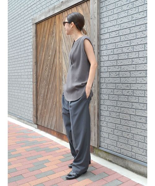 Ungrid（アングリッド）の「スリットネックリブトップス（Tシャツ/カットソー・レディース・チャコールグレー/カーキ/アイボリー・FREE）」の7枚目の写真