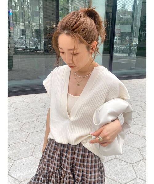 Ungrid（アングリッド）の「スリットネックリブトップス（Tシャツ/カットソー・レディース・チャコールグレー/カーキ/アイボリー・FREE）」の9枚目の写真