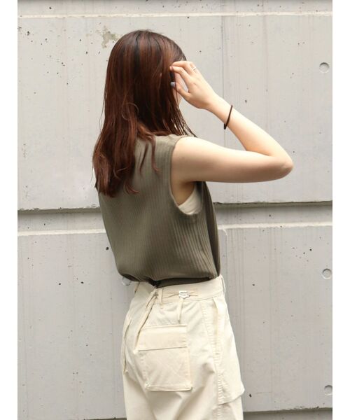 Ungrid（アングリッド）の「スリットネックリブトップス（Tシャツ/カットソー・レディース・チャコールグレー/カーキ/アイボリー・FREE）」の12枚目の写真