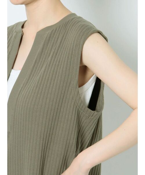 Ungrid（アングリッド）の「スリットネックリブトップス（Tシャツ/カットソー・レディース・チャコールグレー/カーキ/アイボリー・FREE）」の20枚目の写真