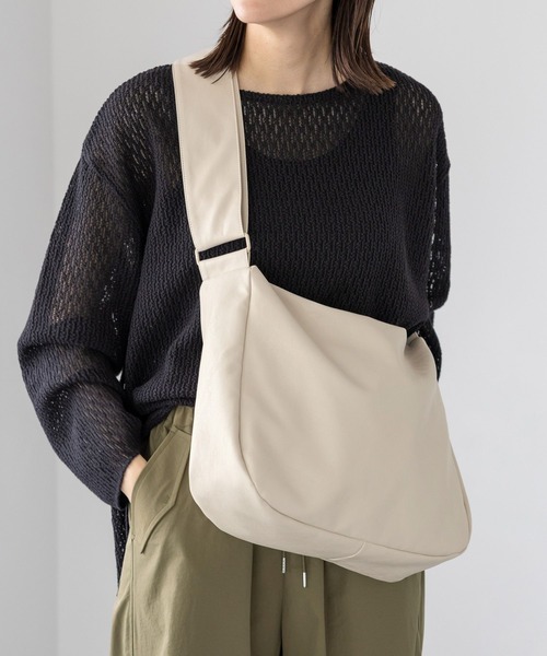 LEPSIM（レプシィム）の「フェイクレザーソフト斜め掛けバッグ　967368（ショルダーバッグ・レディース・アイボリー/ブラック・ONE SIZE）」の3枚目の写真