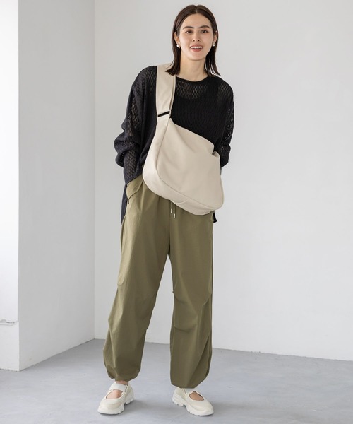 LEPSIM（レプシィム）の「フェイクレザーソフト斜め掛けバッグ　967368（ショルダーバッグ・レディース・アイボリー/ブラック・ONE SIZE）」の5枚目の写真