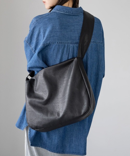 LEPSIM（レプシィム）の「フェイクレザーソフト斜め掛けバッグ　967368（ショルダーバッグ・レディース・アイボリー/ブラック・ONE SIZE）」の6枚目の写真