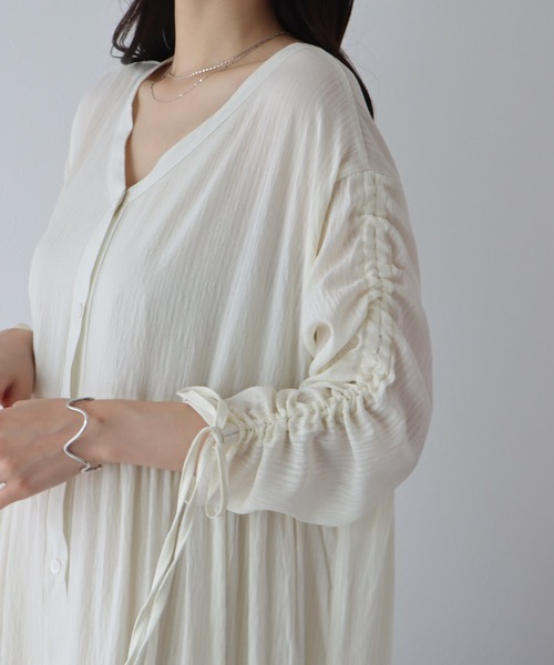 BLUEEAST(ブルーイースト)の「シアーシャーリングワンピース(シャツワンピース・レディース・ブラック/ベージュ/アイボリー・MEDIUM)」の5枚目の写真