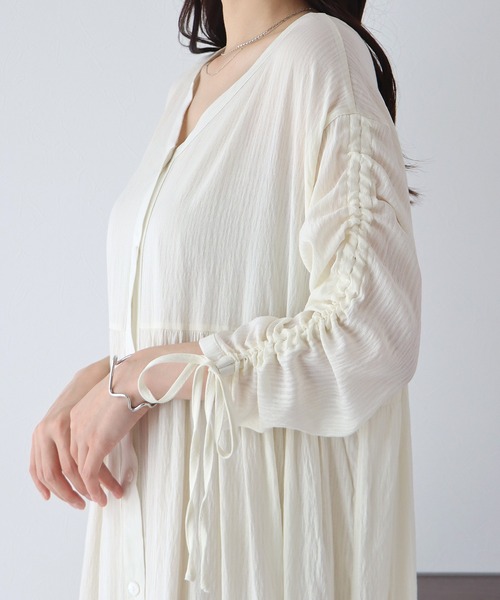 BLUEEAST(ブルーイースト)の「シアーシャーリングワンピース(シャツワンピース・レディース・ブラック/ベージュ/アイボリー・MEDIUM)」の11枚目の写真