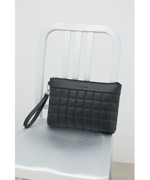 AZUL by moussy(アズールバイマウジー)の「フェイクレザーキルティングクラッチバッグ(クラッチバッグ・メンズ・ブラック・FREE)」の1枚目の写真